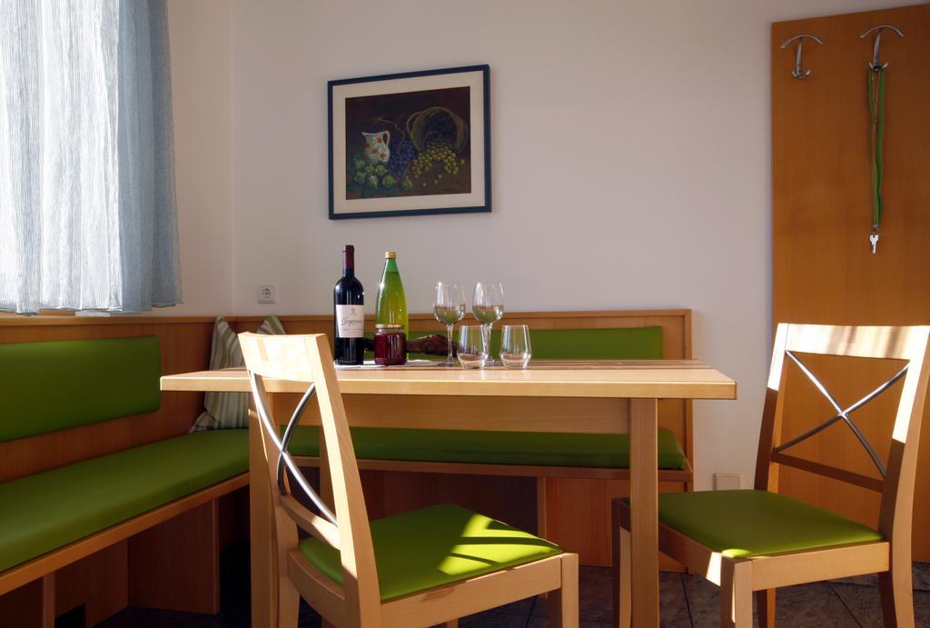 Millenniumshof Apartment Caldaro Bagian luar foto
